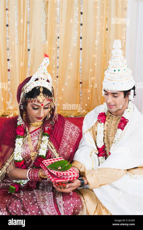 Couple Performing Religious Ceremony In Bengali Wedding Stock Photo Alamy