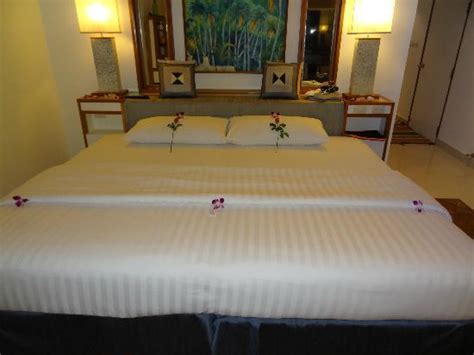 Biggest Bed Ever Picture Of Mom Tris Villa Royale Kata Beach