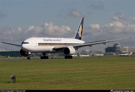 V Svk Singapore Airlines Boeing Er Photo By Martyn Gill Id