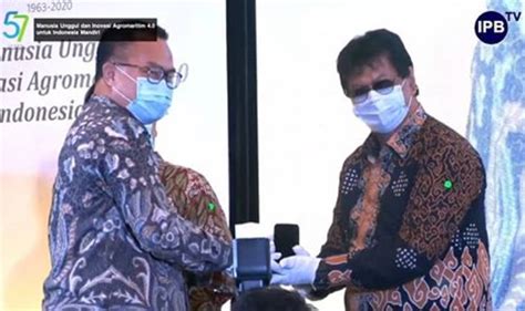 Prof Sumardjo Raih Penghargaan Peneliti Terbaik Bidang Sosial Di Ipb