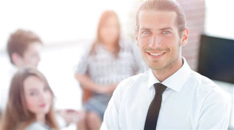 Hombres De Negocios Jovenes Acertados En Fondo Borroso Imagen De