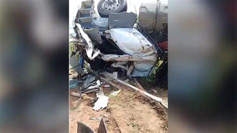 VÍDEO Carreta carregada bloco de granito tomba às margens da