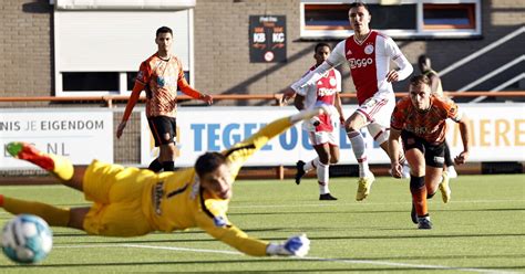 Ajax Ontsnapt Na Benauwde Slotfase In Volendam Aan Nieuw Debacle Het