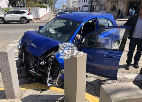 Choque automovilístico deja dos personas lesionadas en centro de Veracruz