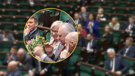 Owacja Na Stoj Co I Kwiaty W Sejmie W Pis Oburzenie Nagroda Za