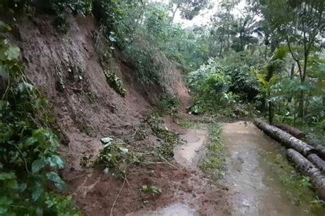 Foto Sejumlah Lokasi Di Kulon Progo Longsor