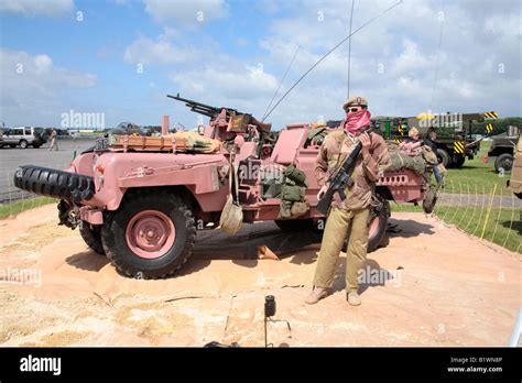 S A S Pink Panther Land Rover Photo Stock Alamy