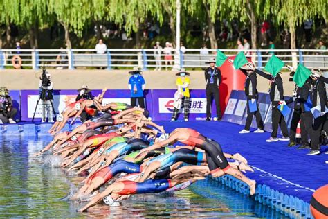 首届全国学生青年运动会公开组铁人三项资格赛嘉峪关开赛 大公网