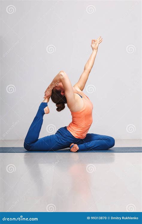 Frau Die Hatha Yoga Asana Eka Pada Rajakapotasana Tut Stockfoto Bild