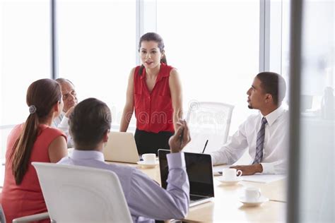 Cinco Empresários Que Têm A Reunião Na Sala De Reuniões Imagem De Stock