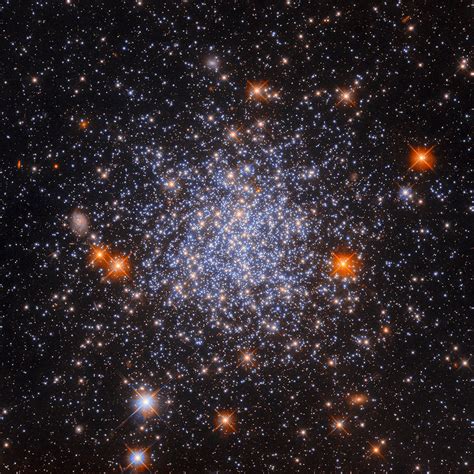 Hubble Captures Globular Cluster NGC 1651 Located 162 000 Light Years