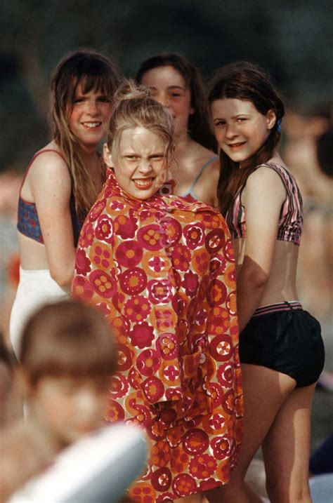 DDR Bildarchiv Berlin Mädchen im Freibad Pankow