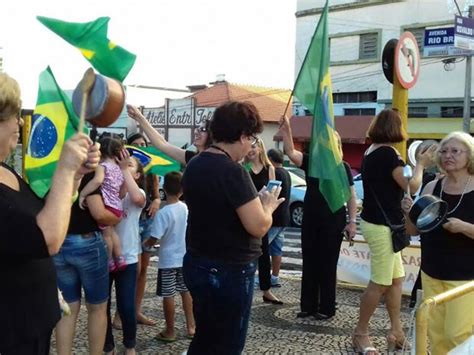 G1 Em Adamantina Manifestantes Protestam Contra A Posse De Lula