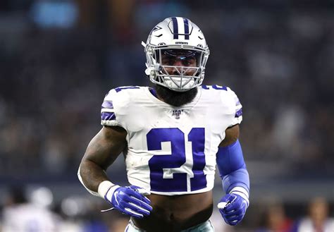 Ezekiel Elliotts Viral Final Snap As A Center Has Fans Crowning Ex