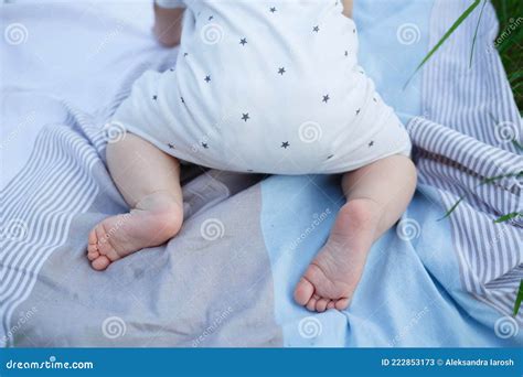 Film Closeup Petits Pieds Nus Pour Les Enfants Image Stock Image Du