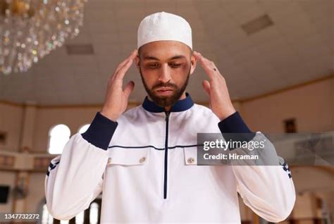 Muslim Sheikh Photos And Premium High Res Pictures Getty Images