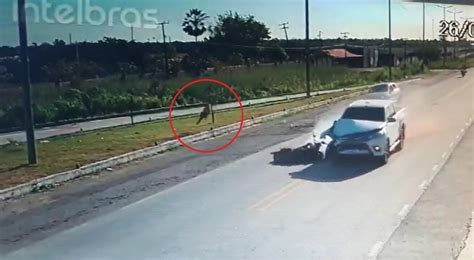 Motociclista é arremessado após ser atingido por veículo na contramão