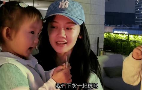 郑恺苗苗带女儿驾车出游 孩子小姨随行出镜引热议新浪图片