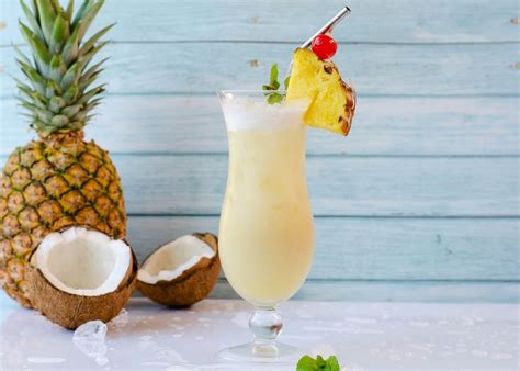 Cómo preparar una piña colada un cóctel delicioso