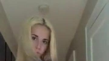 Hermosa jovencita seduciendo a la cámara PORN