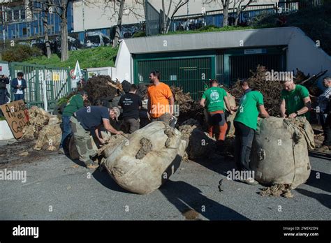 Des agriculteurs en colère manifestent devant la préfecture de Toulon