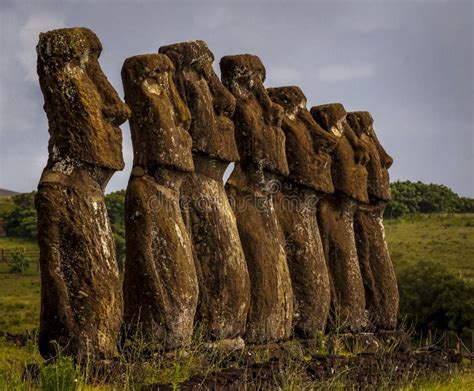 Ahu Akivi La Piattaforma Cerimoniale Che Il Gruppo Di Statue Di Moai