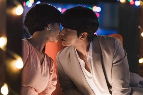 Hwang Jung Eum And Yoon Hyun Min Lean In Close For A Romantic Moment In