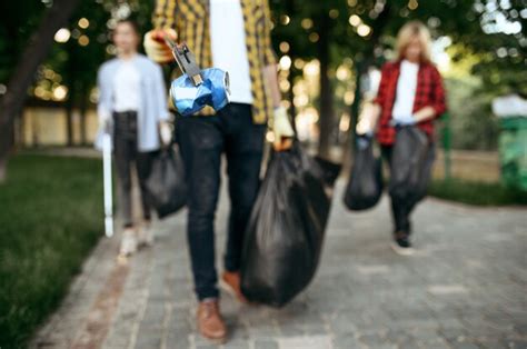 Voluntarios Recogiendo Basura En Bolsas De Pl Stico En El Parque