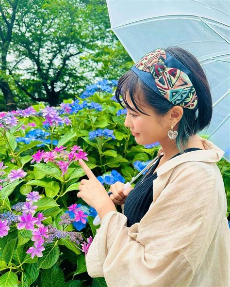 秋吉織栄（宮内かれん）さんのインスタグラム写真 秋吉織栄（宮内かれん）instagram「たまにはかわいらしく😗♡ 紫陽花はどうして