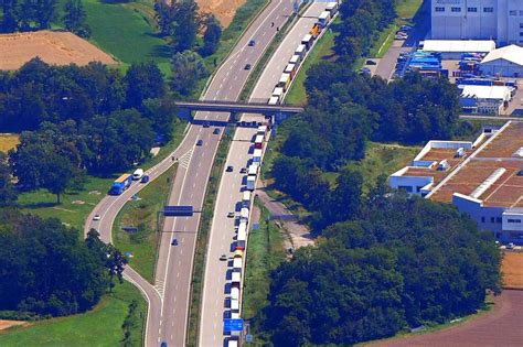 Riskanter Lkw Stau Vor Der Grenze In Weil Am Rhein Soll Von Der A5