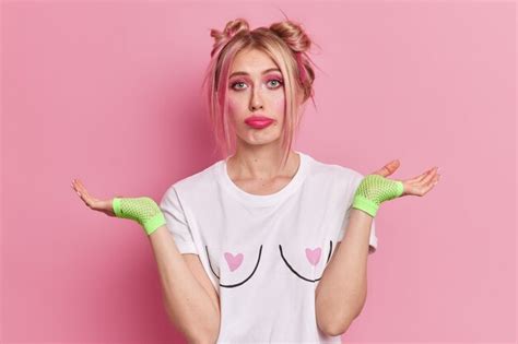 Clueless blonde jeune jolie femme écarte les paumes se sent hésitante ne sait pas que la réponse