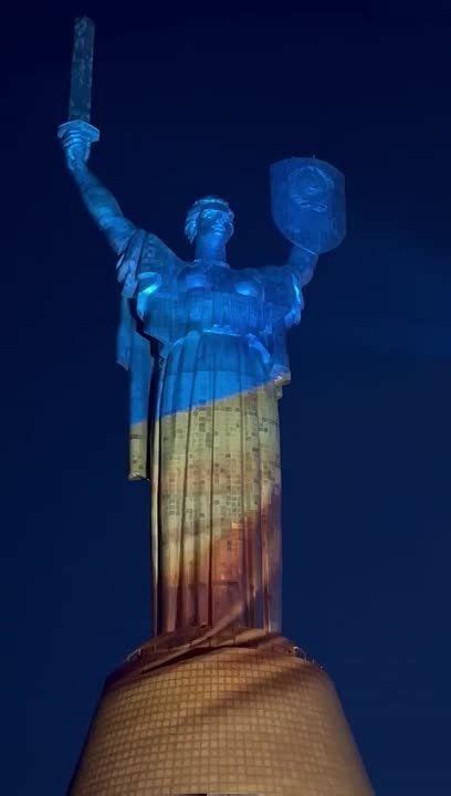 Памятник "Родина-мать" в Киеве подсветили в цвета украинского и ...