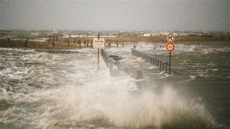 Orkan und Unwetter Gefahr an Nordsee Küste und Sturmflut an der Ostsee