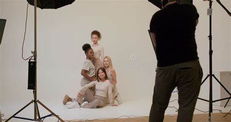 Fot Grafa Joven Tomando Fotos De Mujeres Multi Tnicas En Estudio Blanco