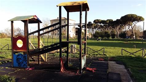 Parco Del Pineto Larea Giochi Incendiata Diventa Unopera Di Street Art