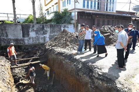 Wali Kota Susanti Tinjau Langsung Perbaikan Jalan Serta Gorong Gorong