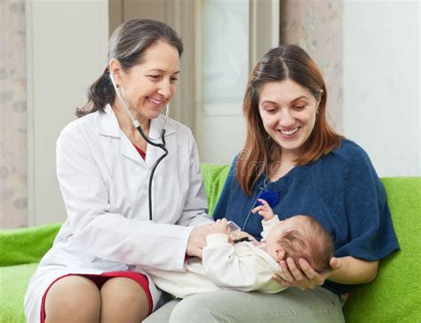 Pediatra Que Examina O Bebê Recém nascido Imagem de Stock Imagem de