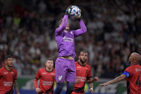 Alvo do Benfica tem reação caricata ao saber do valor da proposta das