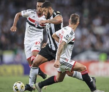 São Paulo segura Atlético MG e empata sem gols em jogo truncado no