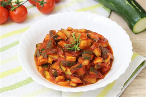 Zucchine In Umido Ricetta Al Pomodoro Ideale Per Pasta Agrodolce