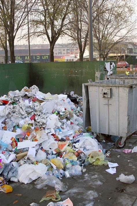 Pila De Basura En La Calle En New York City Foto De Archivo Editorial