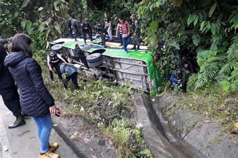 Una fiscal y dos policías mueren en accidente de bus en vía