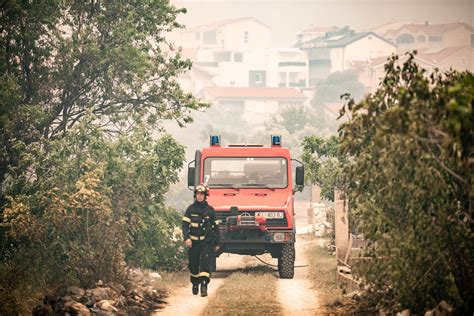 Fotogalerija Vatrogasci I Stanovnici Bore Se S Po Arom U Greba Tici