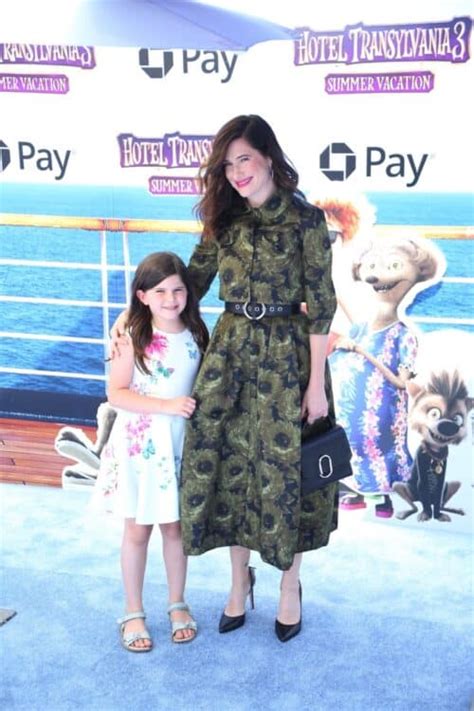 Kathryn Hahn With Daughter Mae At The Premiere Of Hotel Transylvania 3