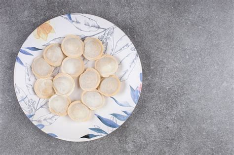 Bolas De Masa Hervida Caseras En Placa Colorida Foto Gratis