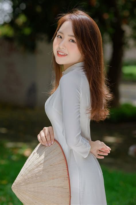 Lộ danh tính nàng hot girl gợi cảm đăng ảnh cổ vũ tuyển Việt Nam gây bão mạng hóa ra là gương