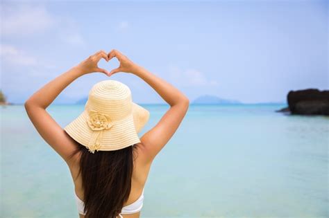 Mujer En La Playa En Verano Foto Premium