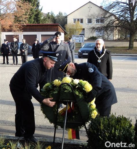 Kranzniederlegung Am Ehrenmal Zum Volkstrauertag Gedenken An Opfer Onetz