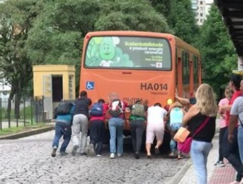 VÍDEO Ônibus quebra e passageiros precisam empurrar para pegar no