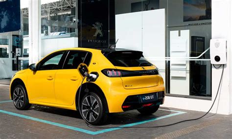 Carros híbridos e elétricos começam a aparecer em lojas focadas em